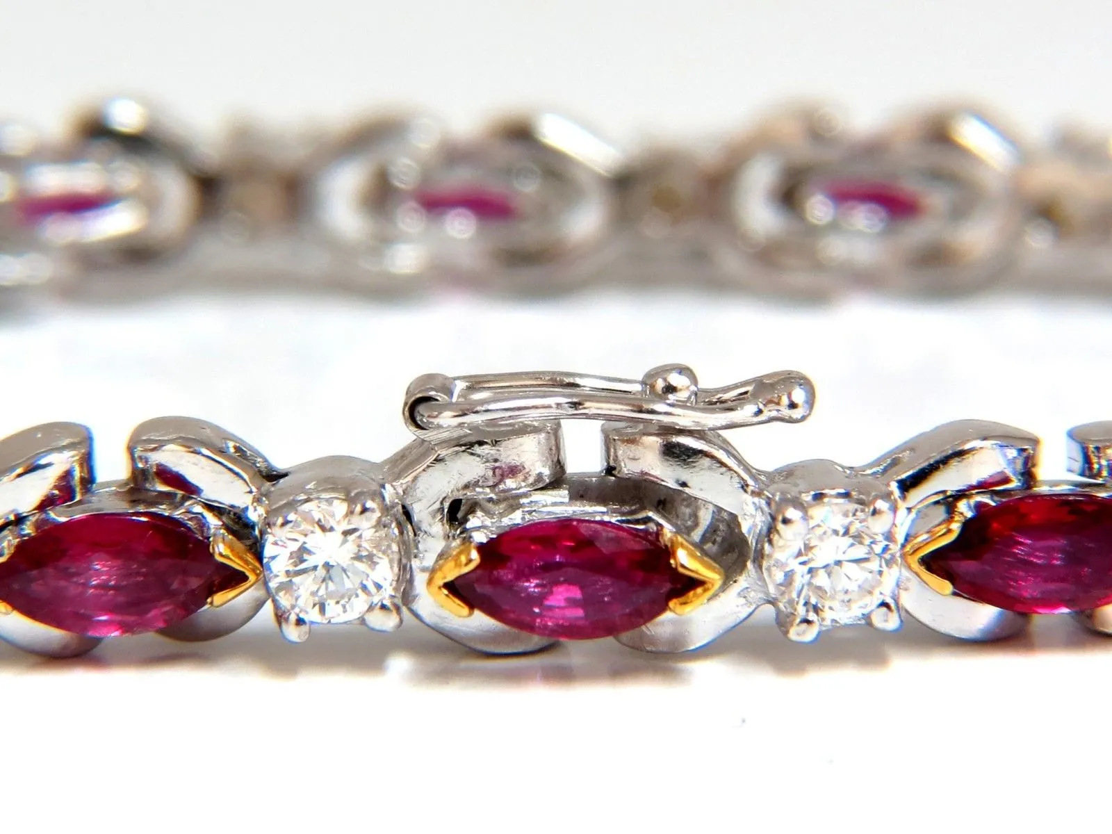 3.50ct Nautral Ruby & 2.50ct Diamonds bracelet 14kt