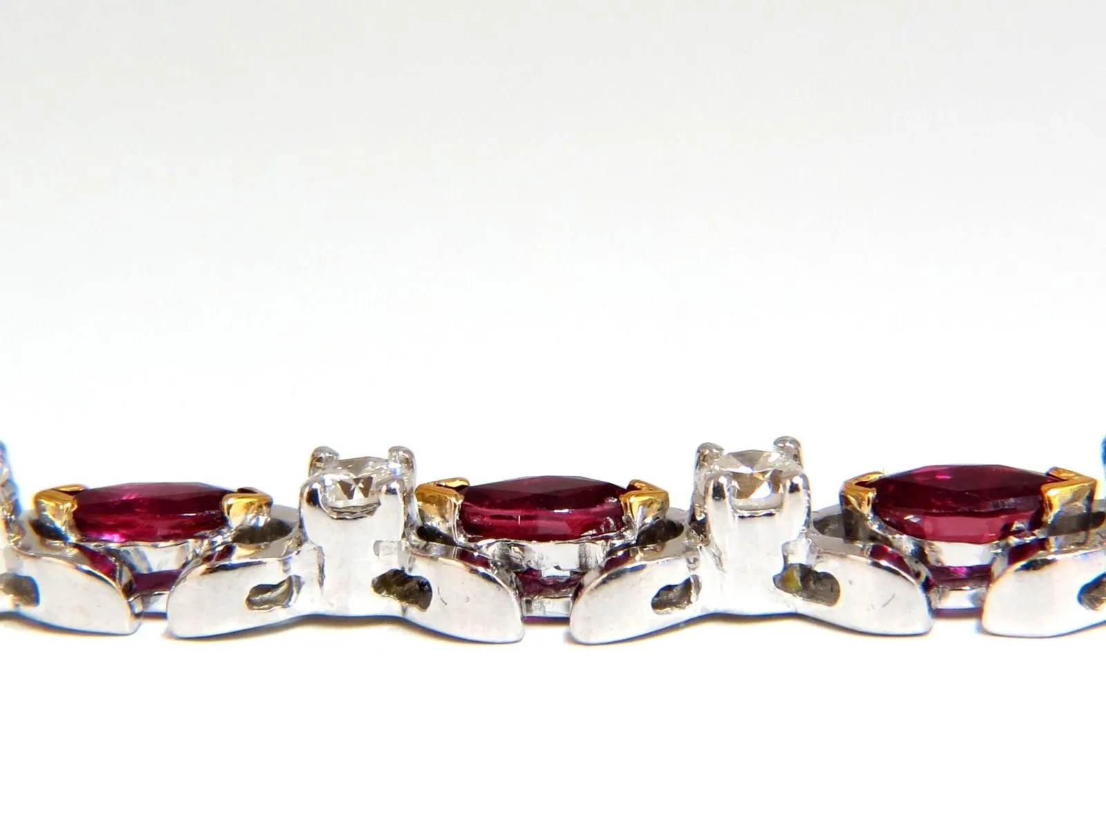 3.50ct Nautral Ruby & 2.50ct Diamonds bracelet 14kt