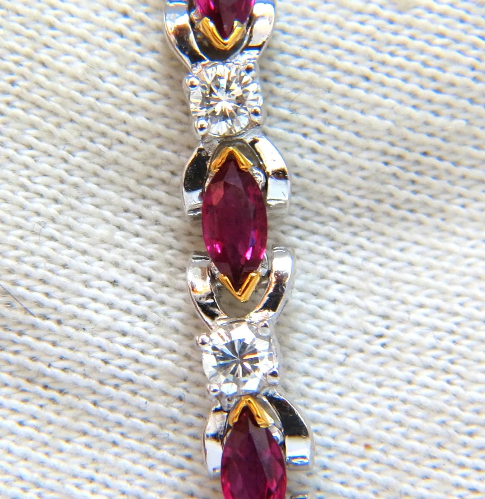 3.50ct Nautral Ruby & 2.50ct Diamonds bracelet 14kt